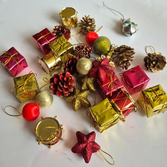 Lot of Red and Gold Christmas Tree Decorations - Picture 5 of 8